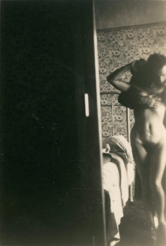 Amateur photographer Self portrait at the mirror, around 1930. Courtesy galerie Lumière des roses
